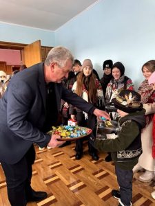 У Косівській райдержадміністрації колядували маленькі волонтери Червоного Хреста