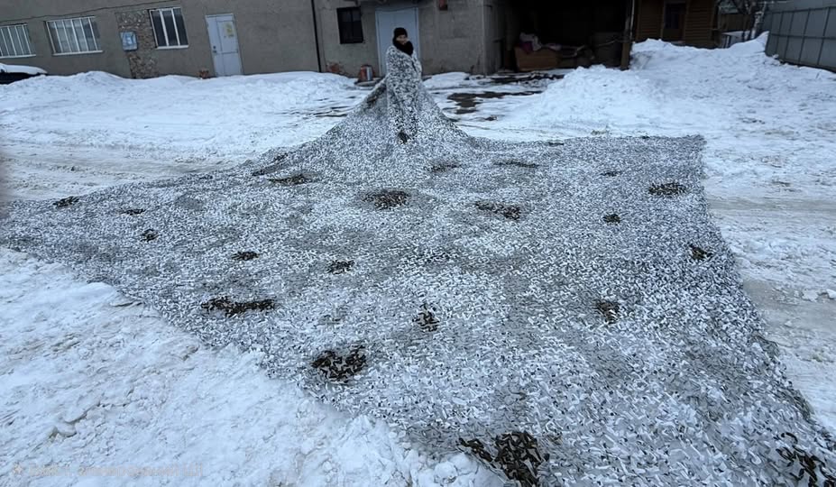 У Лисецькій дитячій школі мистецтв сплели зимову маскувальну сітку, яку передали військовим