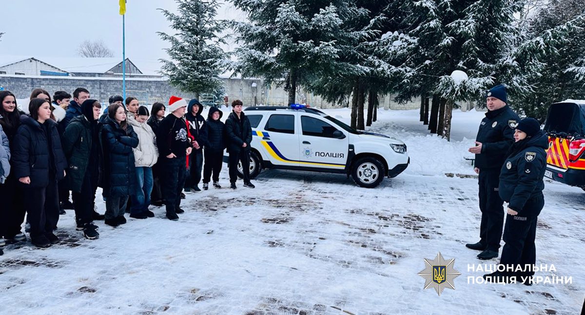 Поліцейські та рятувальники Прикарпаття відпрацювали з учнями алгоритм дій у разі надзвичайних ситуацій