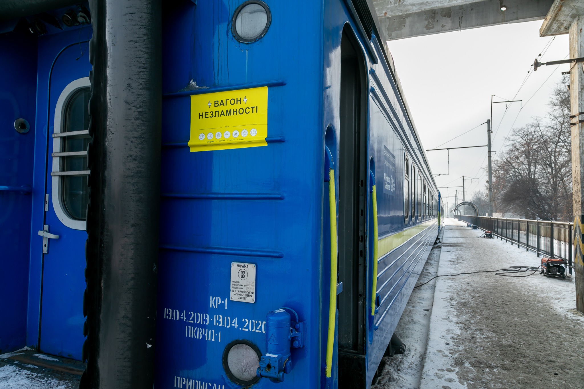 Залізничні вокзали Калуша та Микуличина стали осередками стійкості: Укрзалізниця відкрила «Вагони незламності»