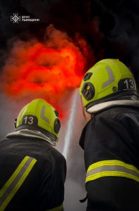 Рятувальники Львівщини ліквідовують пожежу, що виникла внаслідок російської атаки