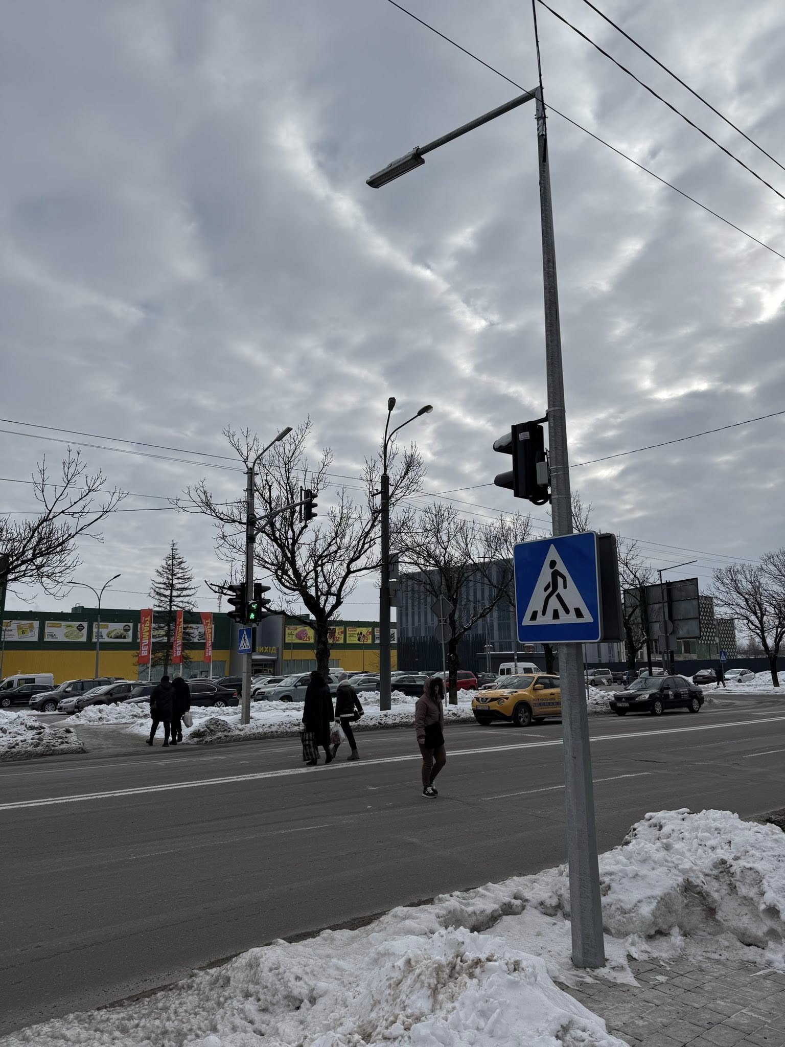 В Івано-Франківську на перехресті вулиць Євгена Коновальця та Сорохтея запрацював новий світлофор у пофазному режимі регулювання