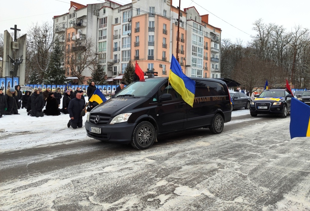 У Тлумачі на колінах зустріли кортеж із тілом воїна Миколи Романа