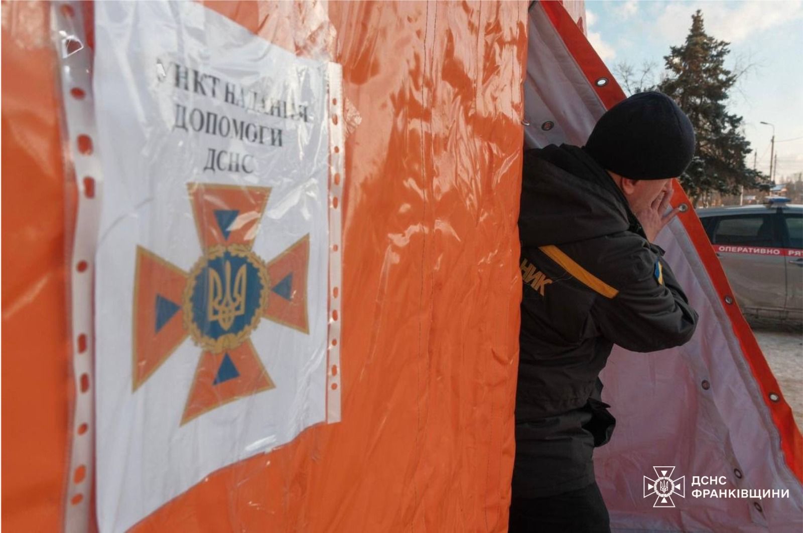 Прикарпатські рятувальники продовжують працювати на Київщині, допомагаючи людям оговтатися після ворожих обстрілів