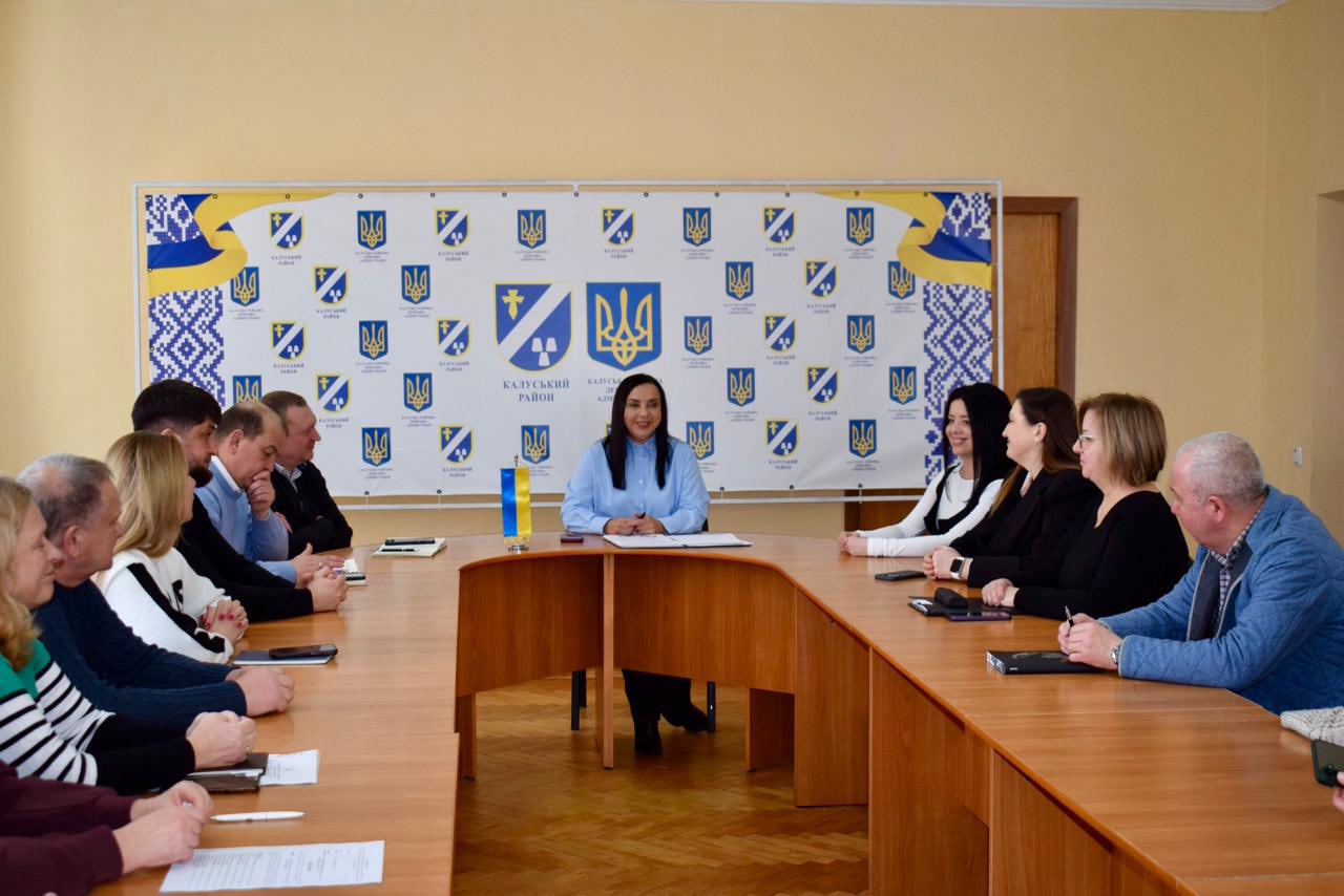 Жанна Табанець, голова Калуської РДА, прозвітувала перед громадськістю про діяльність адміністрації за 2025 рік