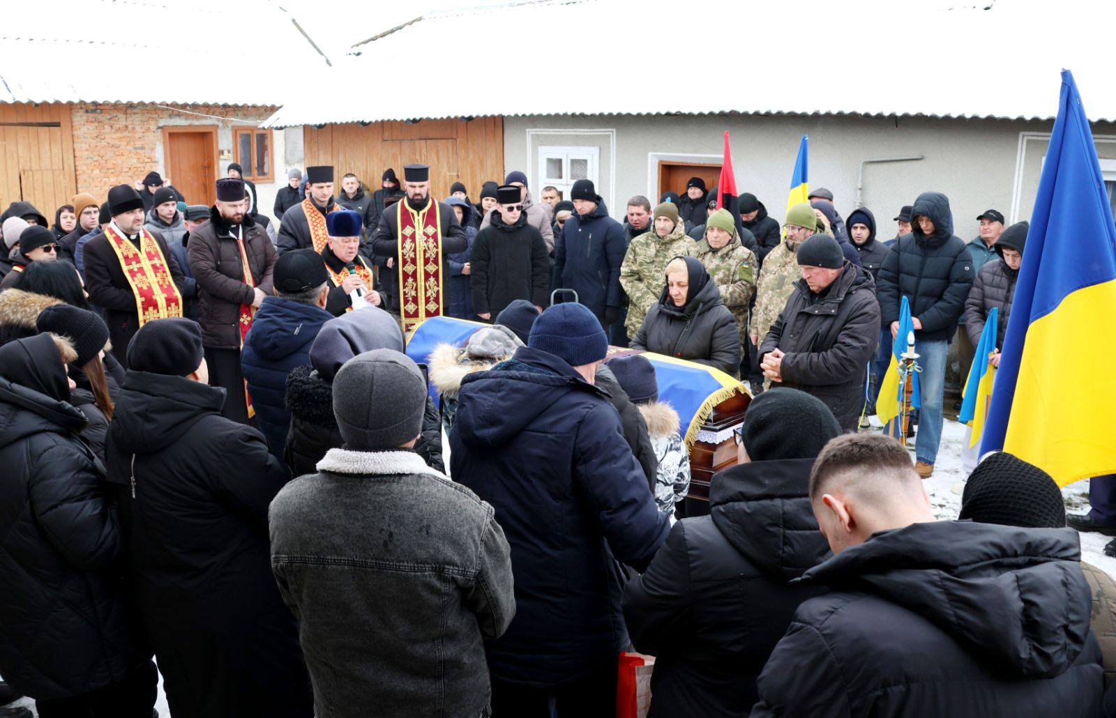 У селі Старі Кривотули попрощалися з Героєм Романом Стефанківим