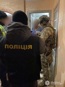 Незаконно переоформили квартиру померлої жінки та готували її до продажу: на Прикарпатті поліцейські затримали групу шахраїв