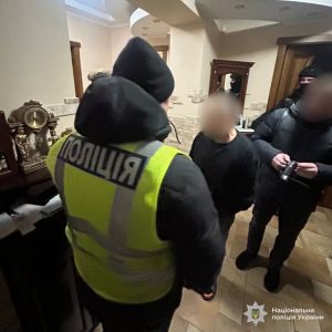 Незаконно переоформили квартиру померлої жінки та готували її до продажу: на Прикарпатті поліцейські затримали групу шахраїв