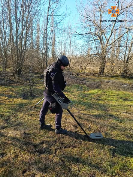 Піротехніки з Івано-Франківщини щодня працюють на деокупованій Херсонщині