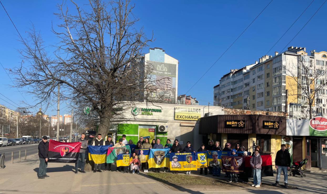 В Івано-Франківську до Дня добровольця родини загиблих захисників провели акцію “Вшанування пам’яті полеглих воїнів”