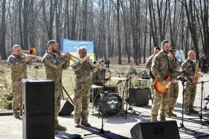 У День добровольця висадили нові дерева на Алеї добровольців у Коломиї