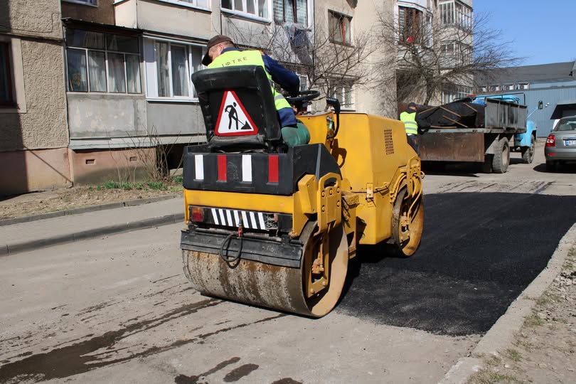 ДМП «Івано-Франківськ теплокомуненерго» активно проводить роботи з відновлення благоустрою та асфальтового покриття