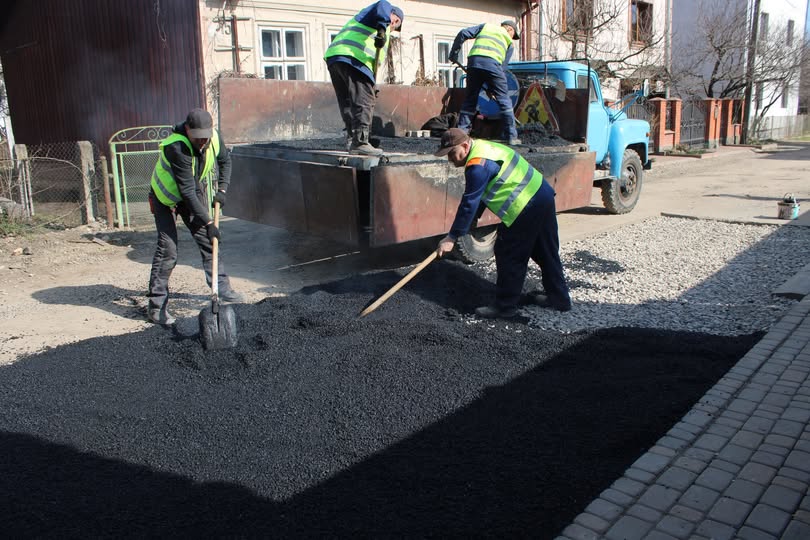 В Івано-Франківську ДМП «ІФТКЕ» відновило асфальт на вулиці Карпінця