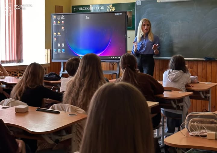 Ювенальні прокурори Коломийщини навчали гімназистів кібергігієні