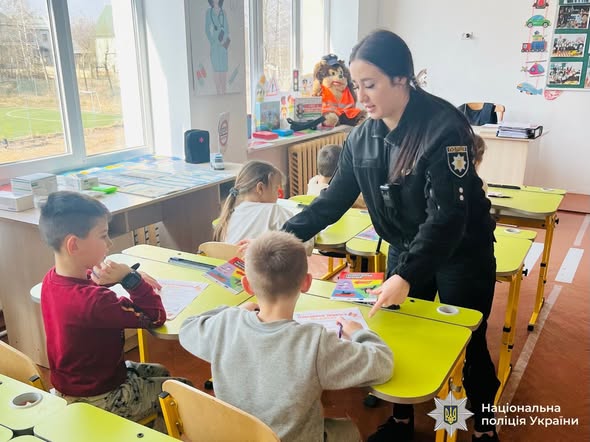 Поліцейські Калущини провели урок безпеки для першокласників