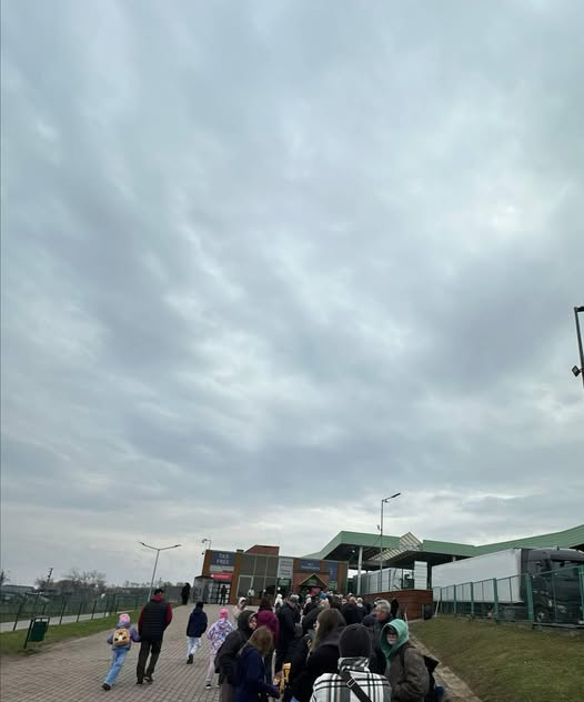 На українсько-польському кордоні спостерігається скупчення громадян, які прямують в Україну.