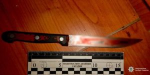 Сімейний конфлікт завершився ножовим пораненням: поліцейські Прикарпаття повідомили про підозру жінці