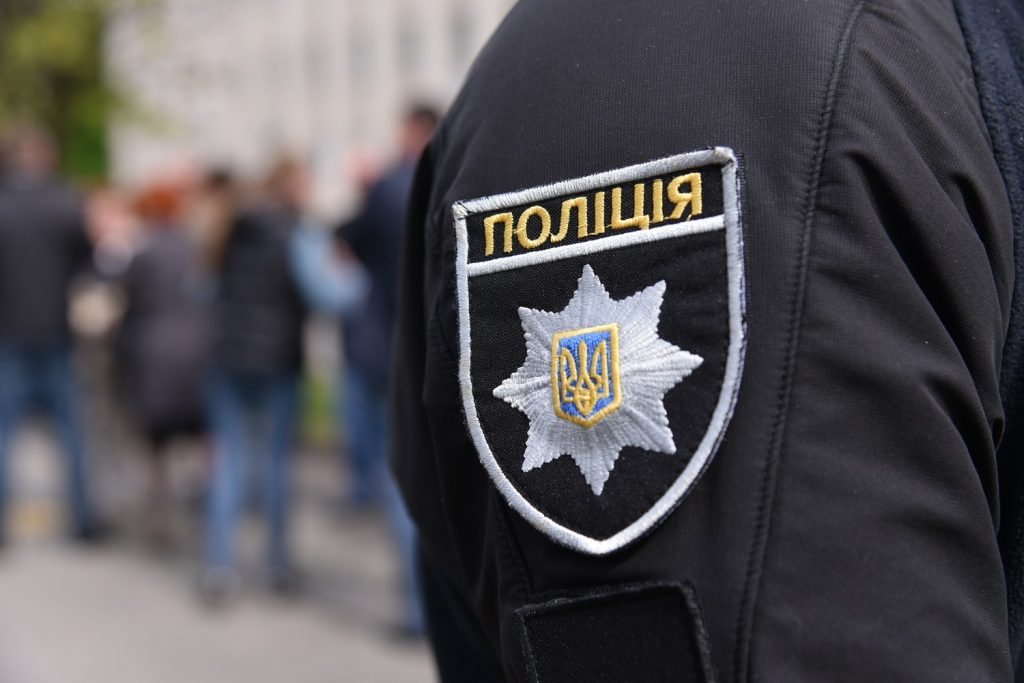 В Івано-Франківську патрульні оперативно надали домедичну допомогу хлопцю з порізами рук