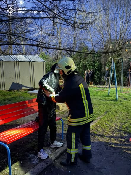 У Коломиї рятувальники витягнули чоловіка з озера
