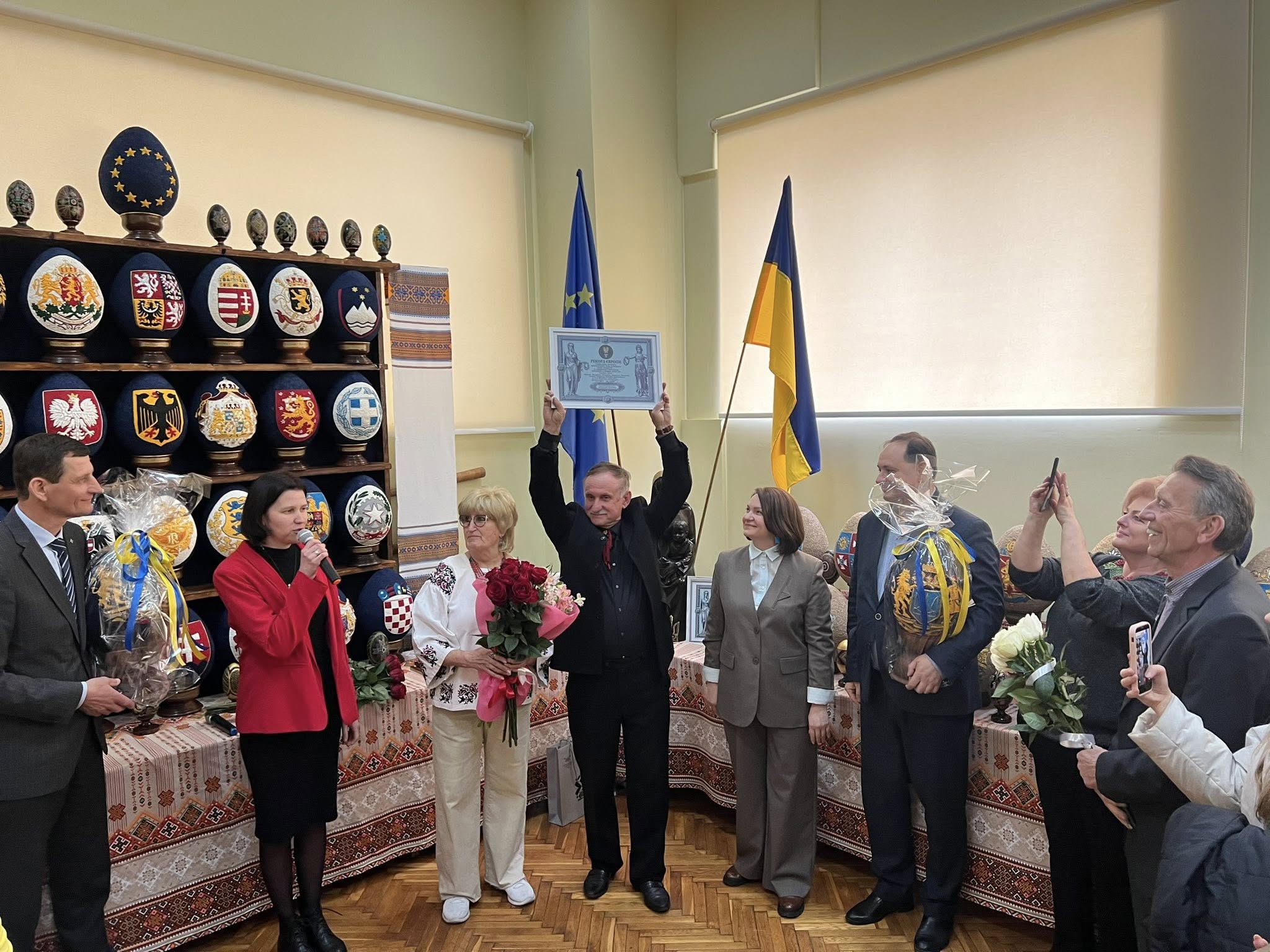 В Івано-Франківському краєзнавчому музеї відкрили виставку писанок із зображенням гербів країн ЄС