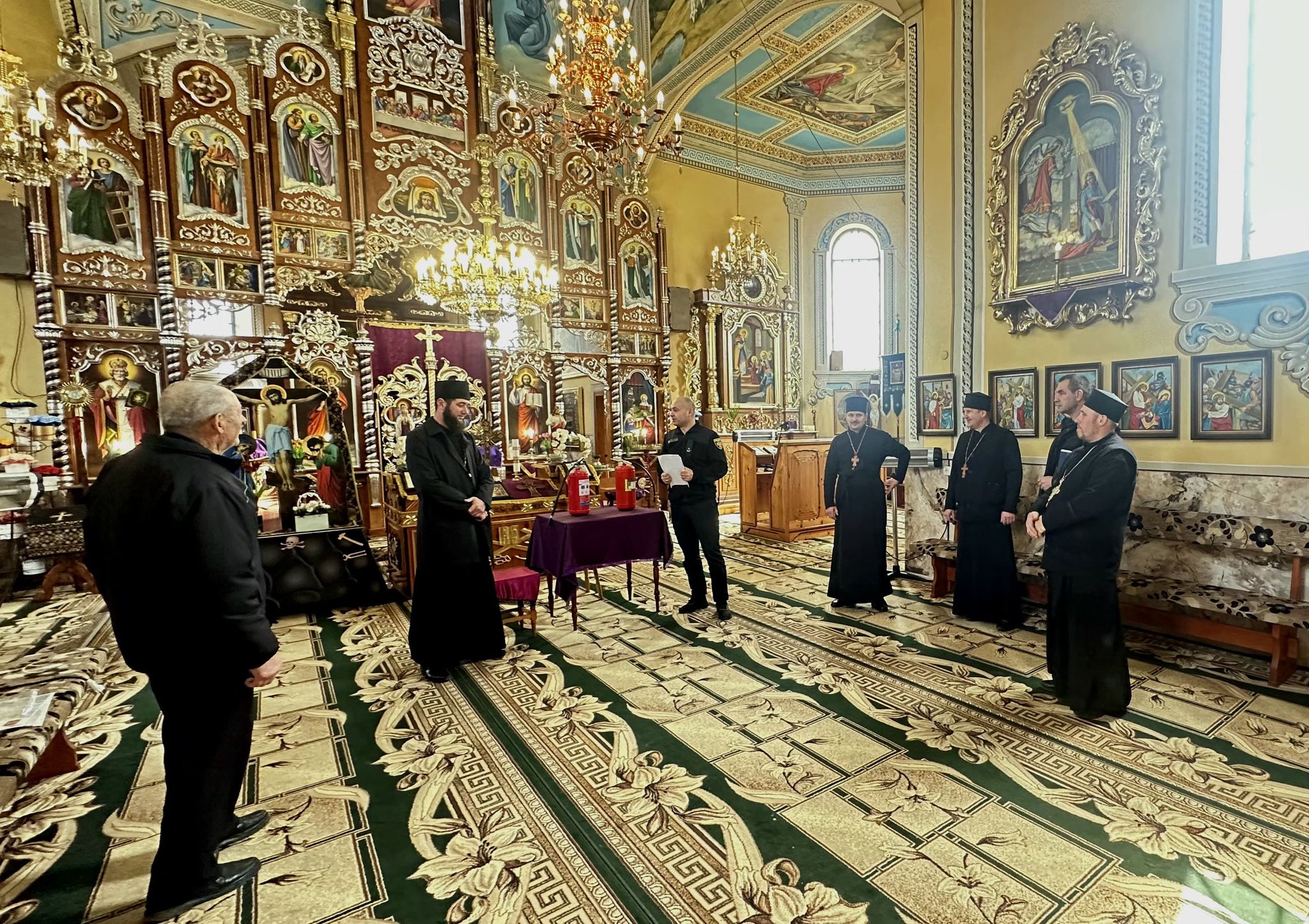 Безпечний Великдень: рятувальники Рожнятівщини перевіряють храми та інструктують вірян