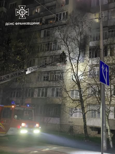 У Івано-Франківську рятувальники ліквідували пожежу в багатоповерхівці та евакуювали 14 мешканців, серед них — троє дітей