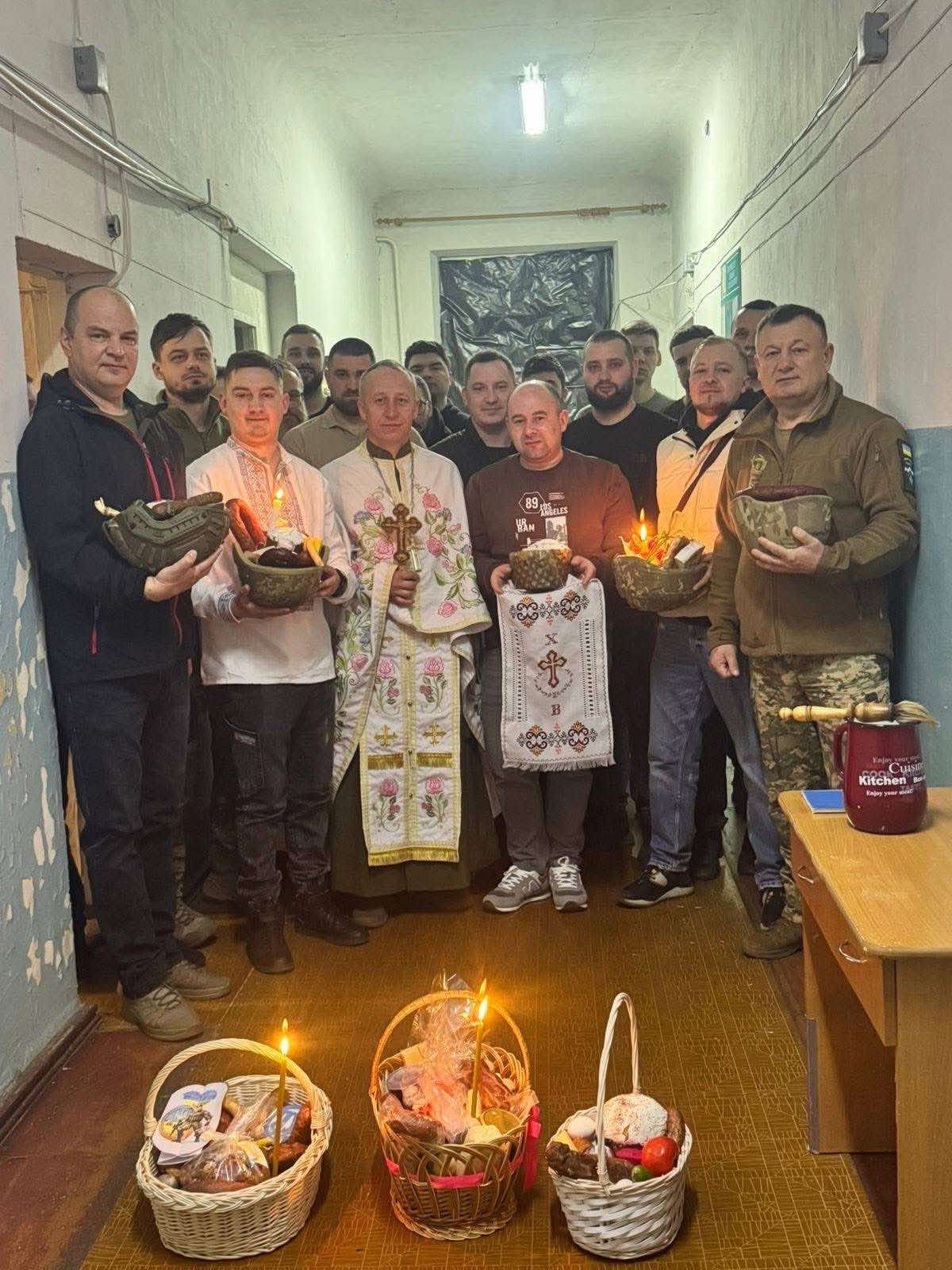 Захисники з Брошнів-Осадської територіальної громади освятили святкові кошики, які були зібрані та передані їм місцевою громадою