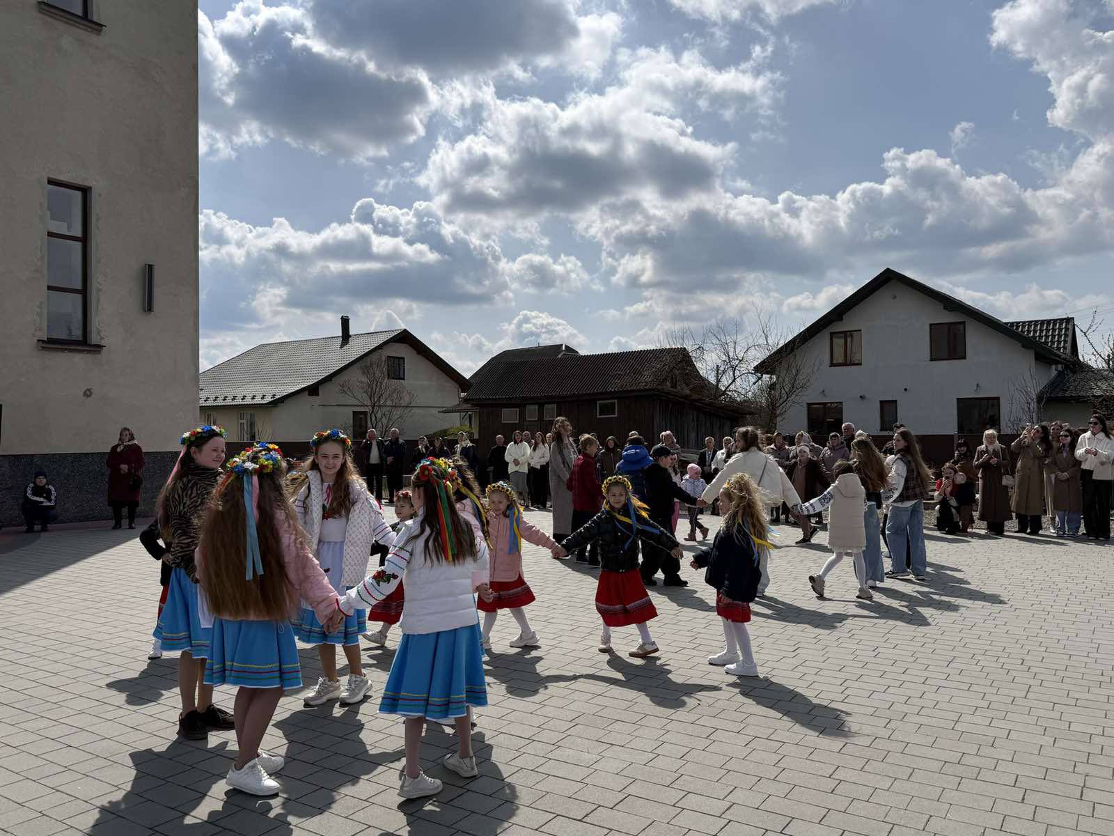 В селі Чернієві  на подвірʼї церкви Святого Миколая відбулося  театралізоване дійство «Великодні дзвони»