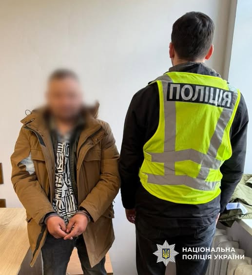 Трансфер до кордону за 17 тисяч: столичні правоохоронці викрили організатора схеми з Прикарпаття