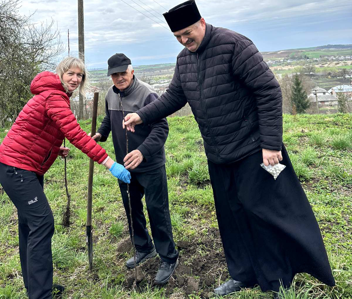 У селі Бабухів заклали парафіяльний «Сад перемоги»